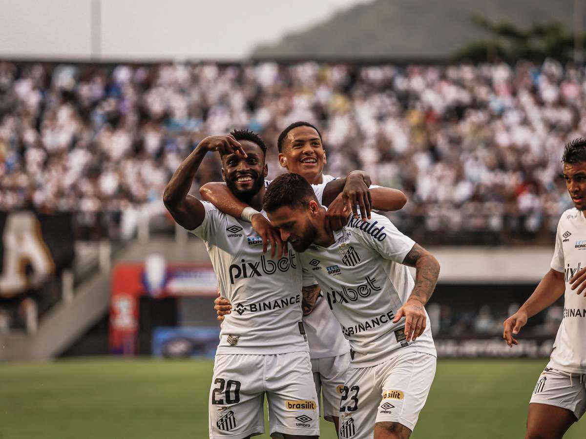 Corinthians goleia a Portuguesa na Fazendinha e assume a liderança