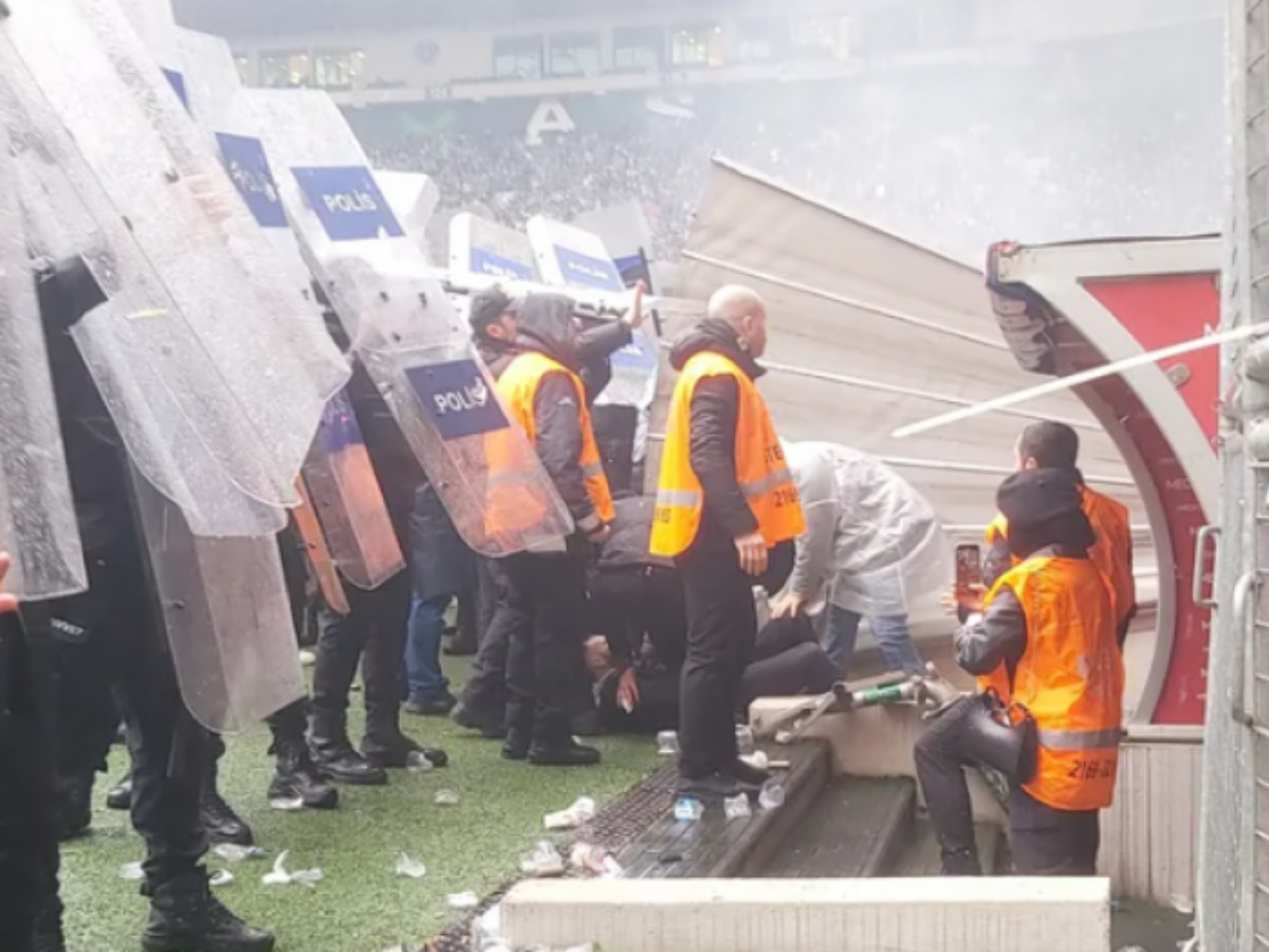 Torcida na Turquia arremessa bombas em campo e jogador é atingido