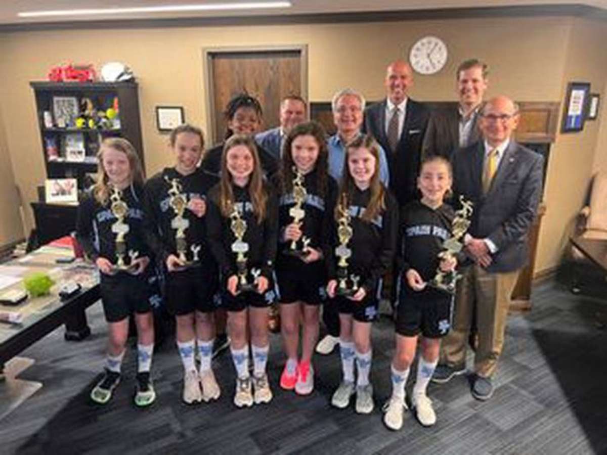 Uma das tradições do time de futebol americano da Universidade de Iowa foi  feita pelo time de basquete feminino em jogo beneficente que…