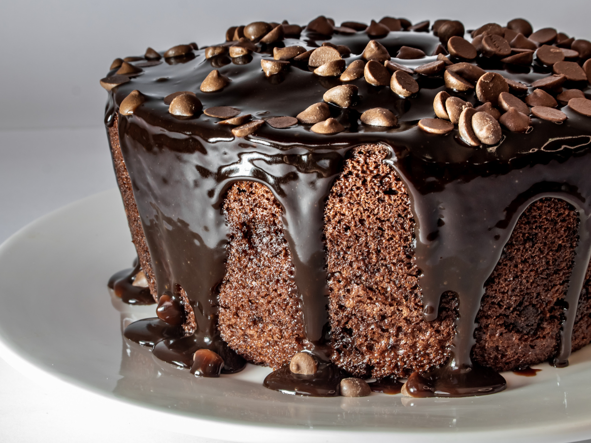 BOLO DE CHOCOLATE DE FESTA, SIMPLES COM COBERTURA QUE NÃO VAI AO FOGO