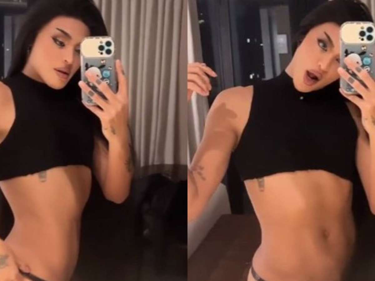 Pabllo Vittar puxa calcinha e dá close na virilha.