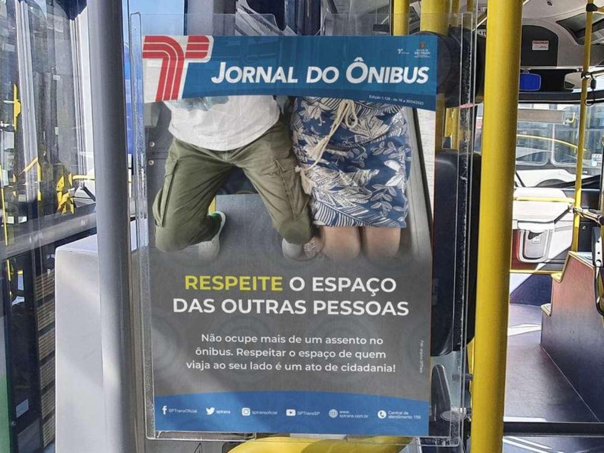 Olha a perna aberta! Campanha quer conscientizar sobre uso de espaços nos  ônibus em SP