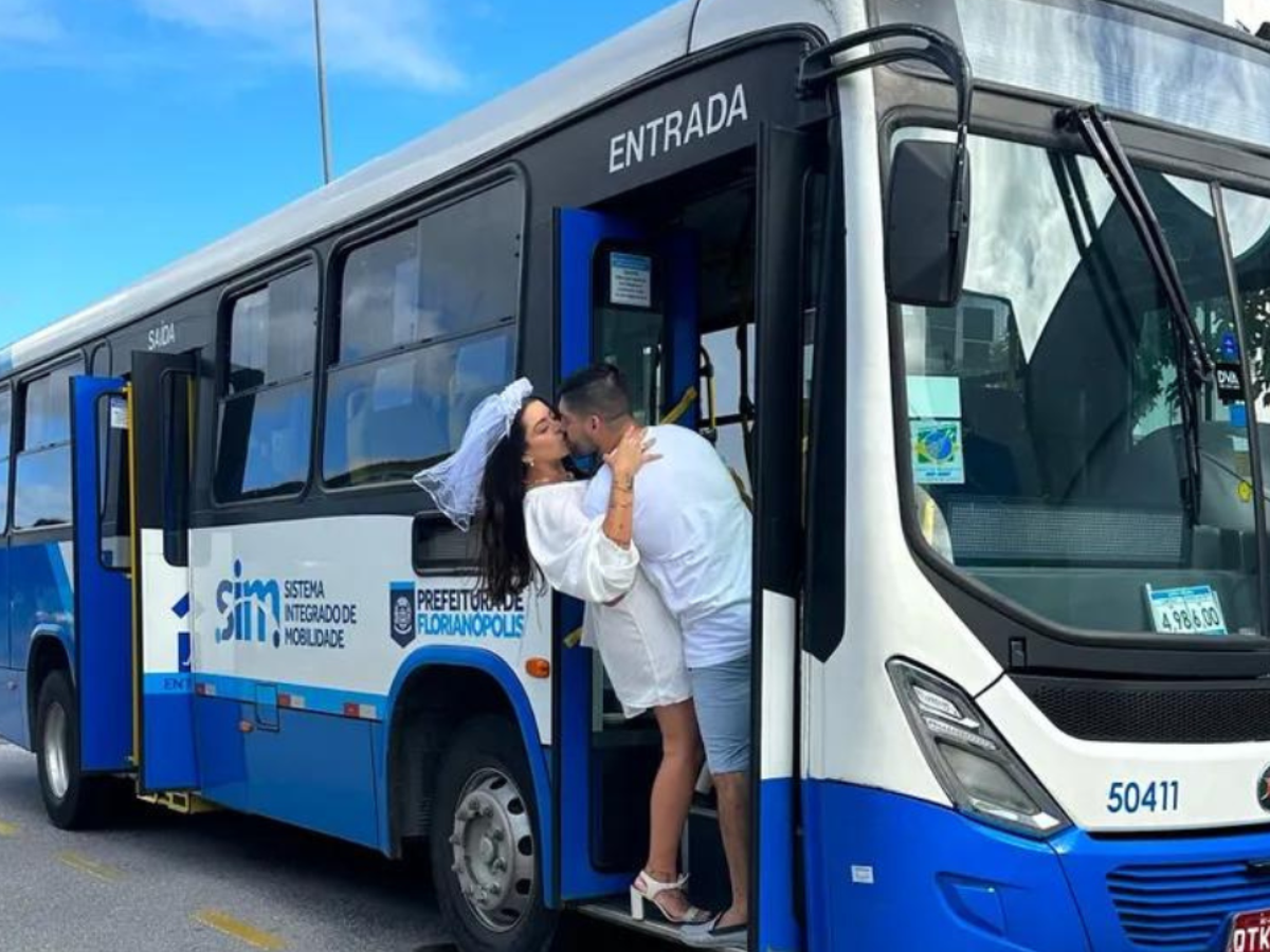 Em SC, casal escolhe terminal de ônibus para noivar e realizar chá  revelação de filho