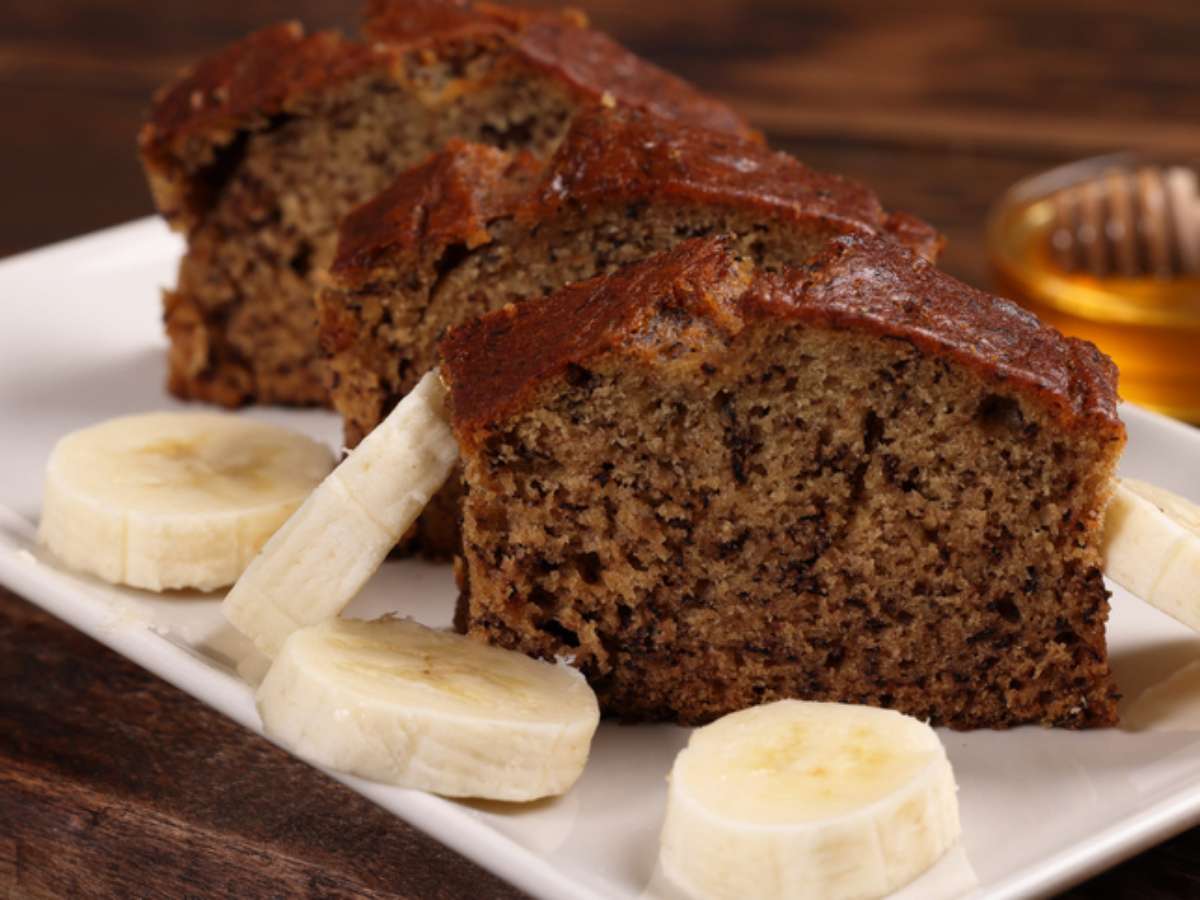 Bolo de banana caramelizado, simples e muito fácil de fazer