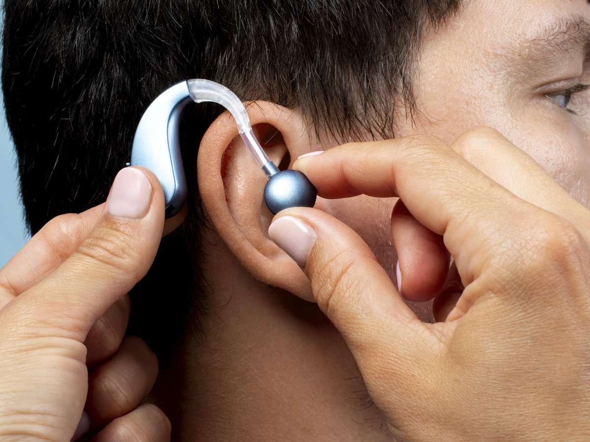 Entenda a importância do aparelho auditivo para idoso
