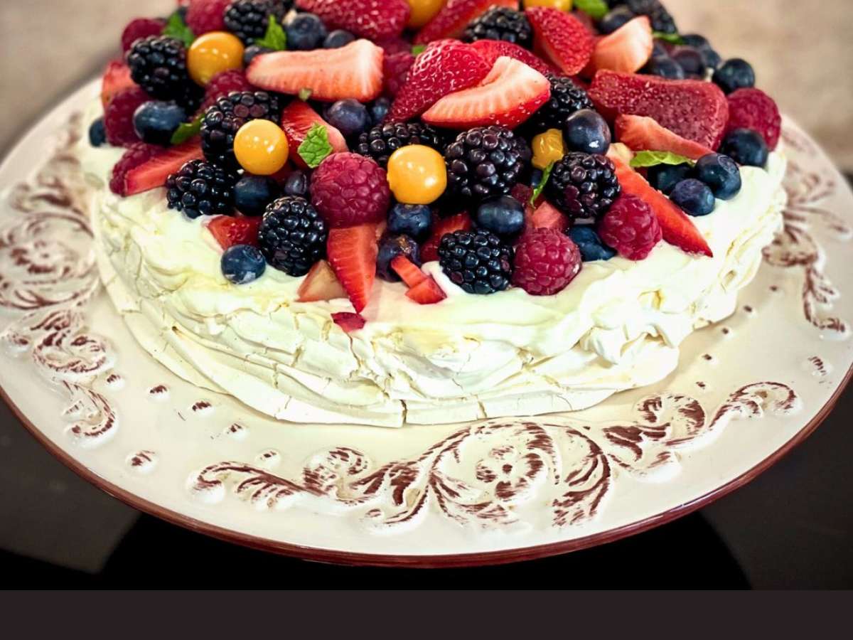 Bolo Alto de Chantilly com Doce de Leite e Frutas Vermelhas