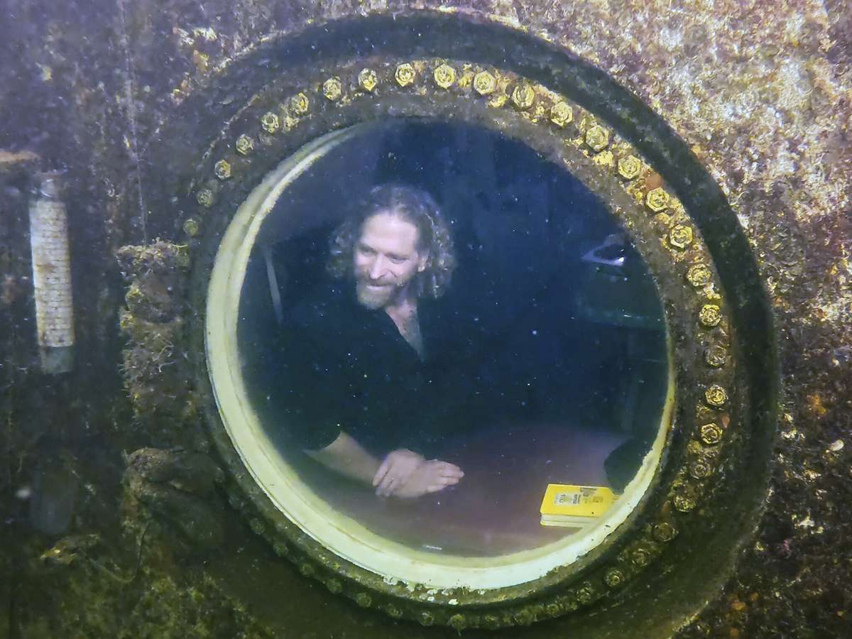 Batiscafo em profundidade debaixo d'água