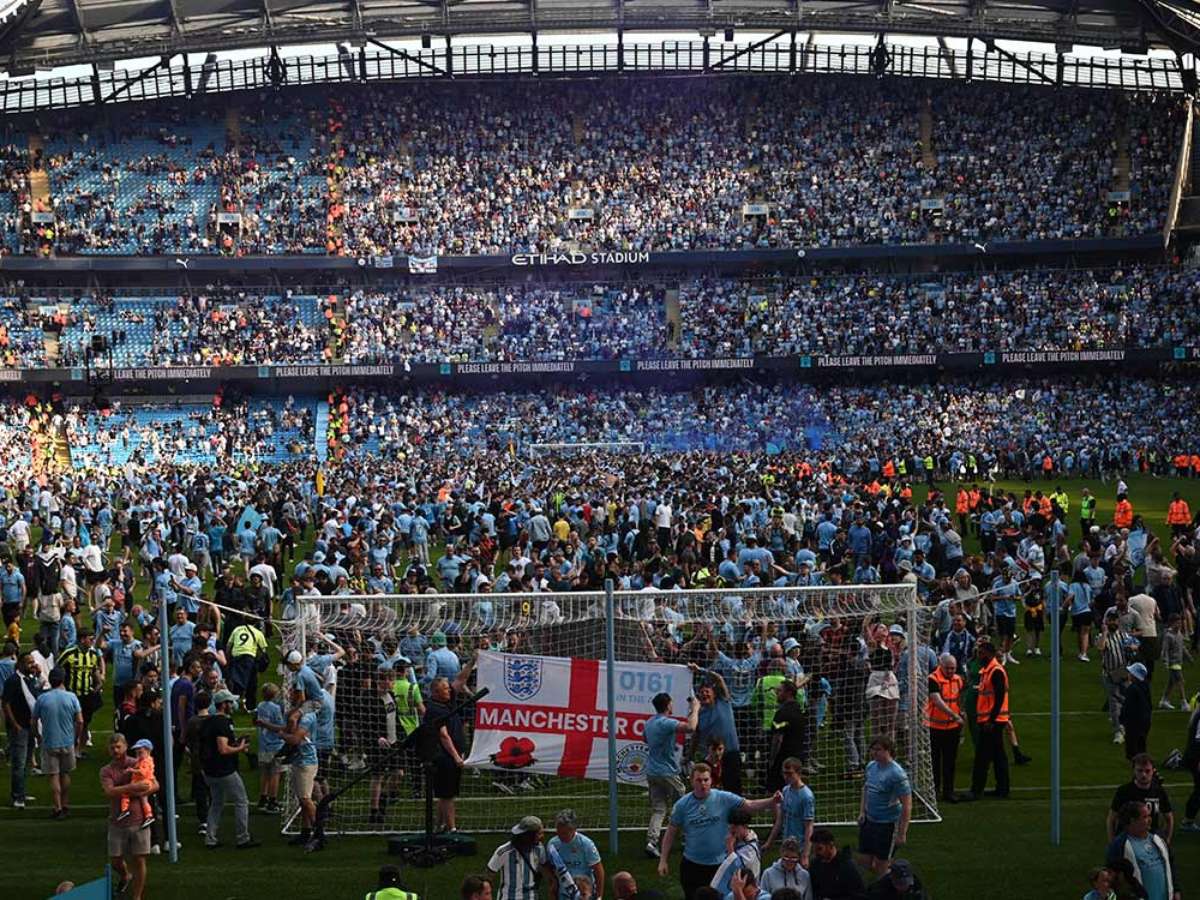 Torcida do Manchester City protesta contra a Premier League após acusações