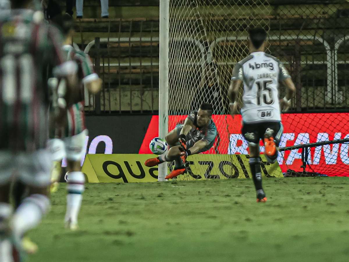 ATUAÇÕES: Fábio fecha o gol e recebe a melhor nota em derrota do  Fluminense; David Braz foi o pior em campo – LANCE!