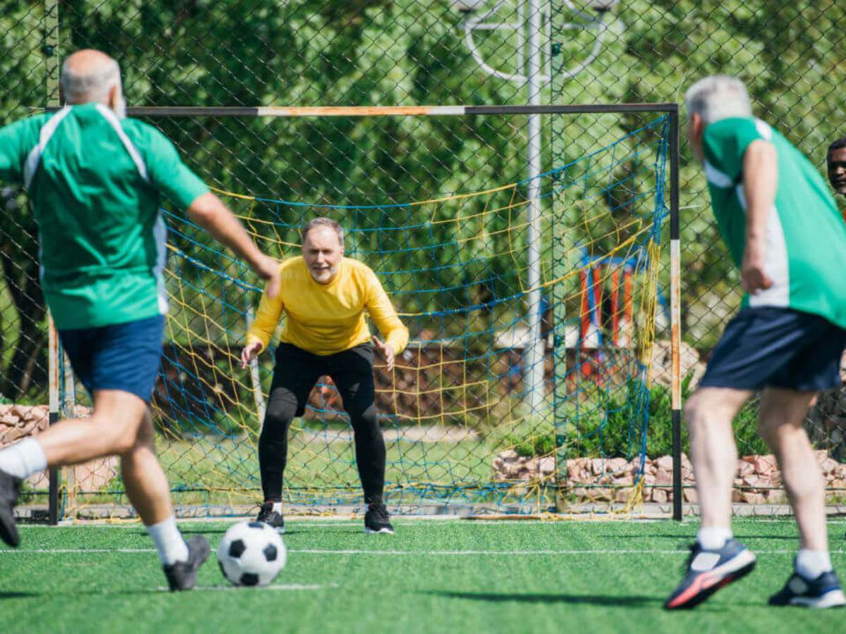 Futebol de fim de semana emagrece? Riscos e benefícios