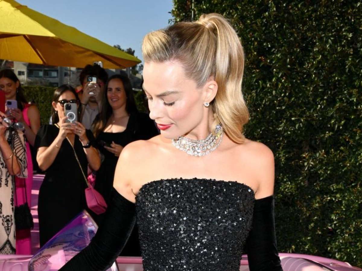 Cadê o rosa? Margot Robbie usa roupa preta na première do filme de Barbie;  saiba o motivo