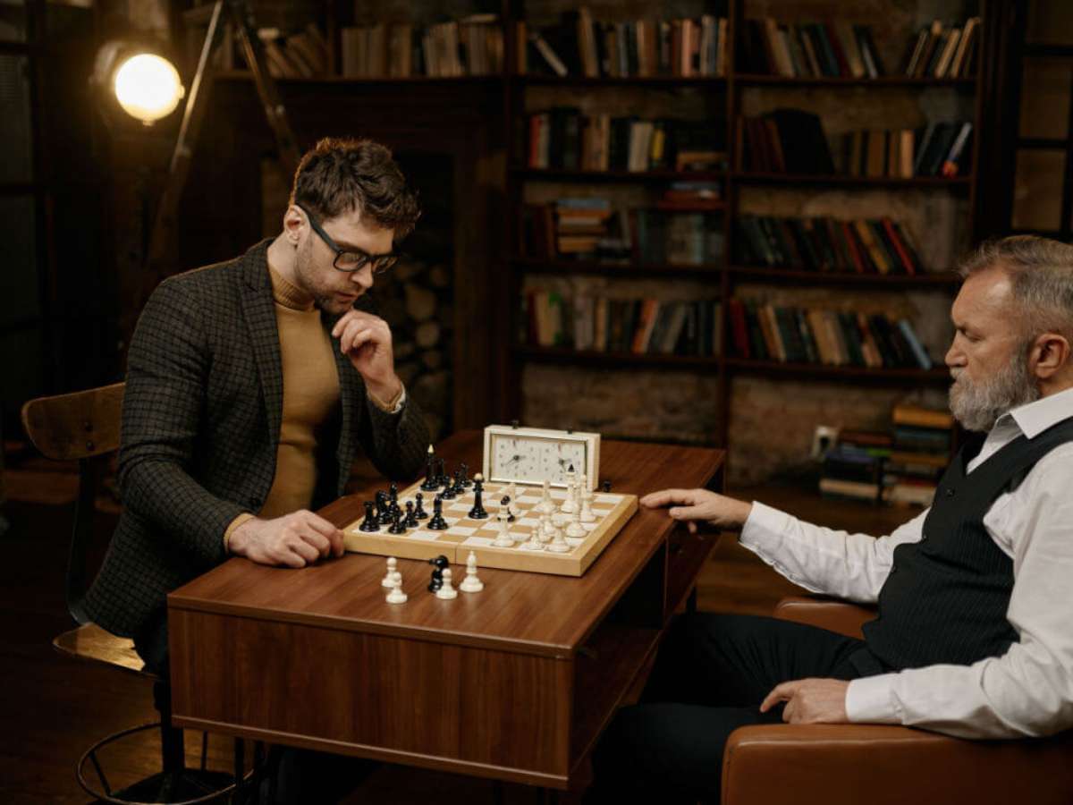 Para melhorar no xadrez, é melhor jogar com pessoas ou com