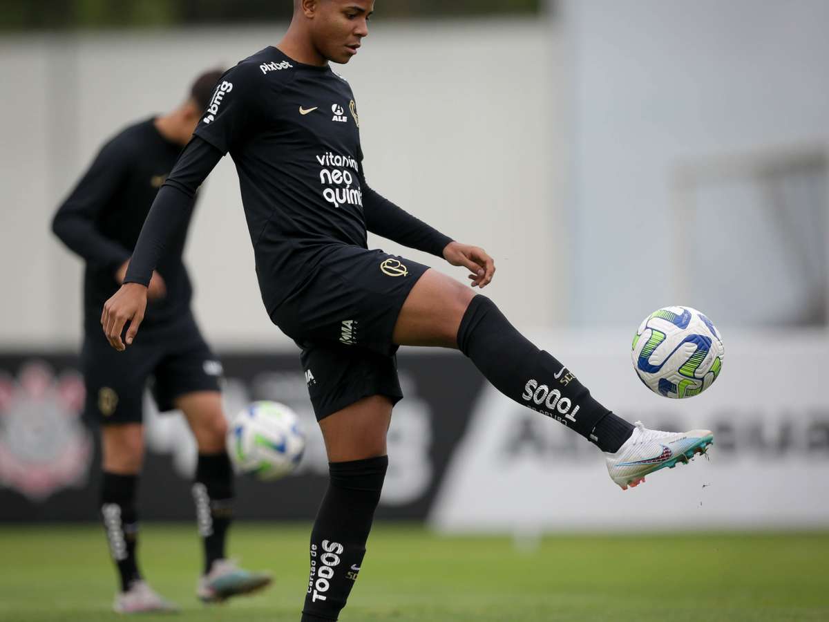 Wesley driblando jogador do Grêmio em jogo do Brasileiro Sub-20