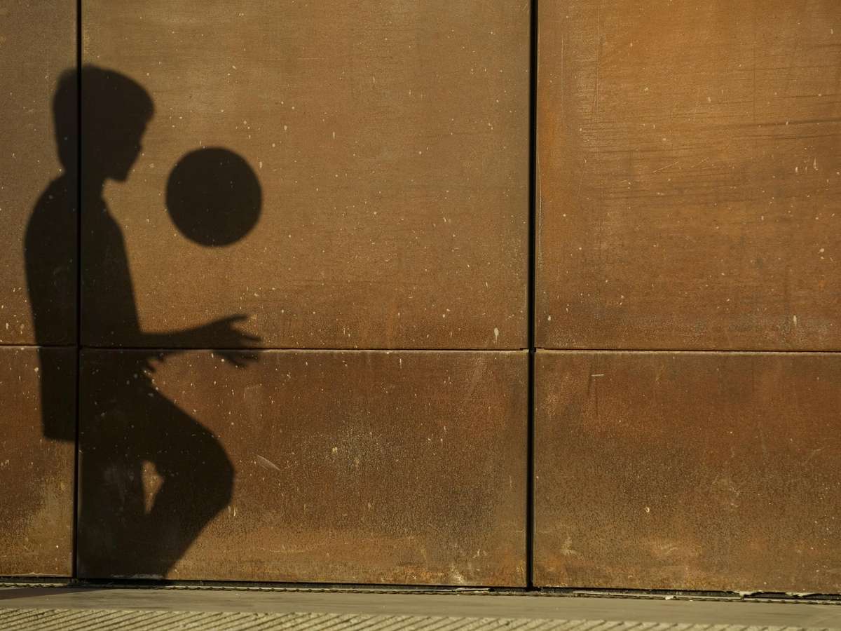 Abandono de menores: menino de 9 anos sai para jogar bola e, ao