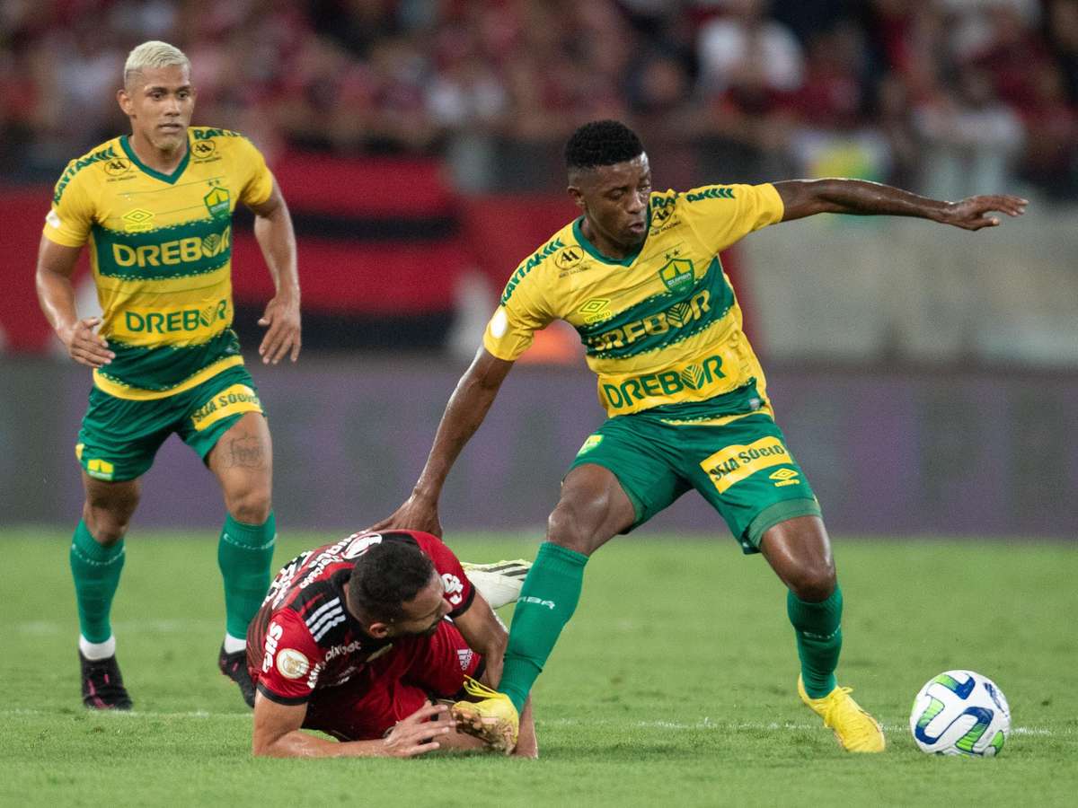 Thiago Maia escolhe música no Flamengo e avisa: 'Bola passa, jogador, não