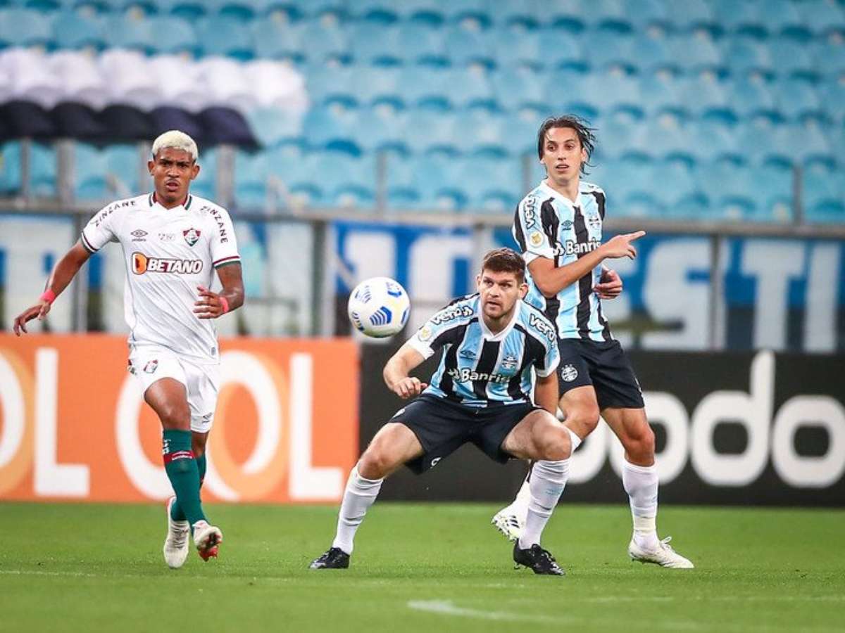 Campeão mundial pelo Grêmio chega ao RS para cirurgia: Com toda a