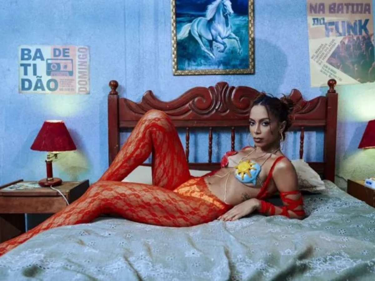 Anitta é recepcionista de motel no clipe quente de Casi Casi