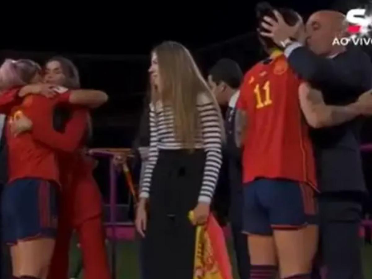 Treinador da seleção espanhola feminina filmado a tocar na mama da