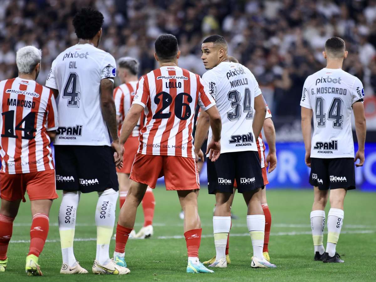 Com gol no final, Chapecoense vira e bate o Corinthians pela 1ª vez na  história