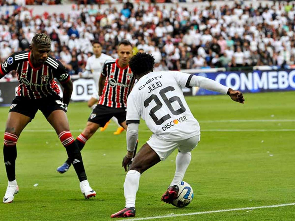 Jogador De Futebol Jogando Bola No Fundo. Imagem De Baixo ângulo