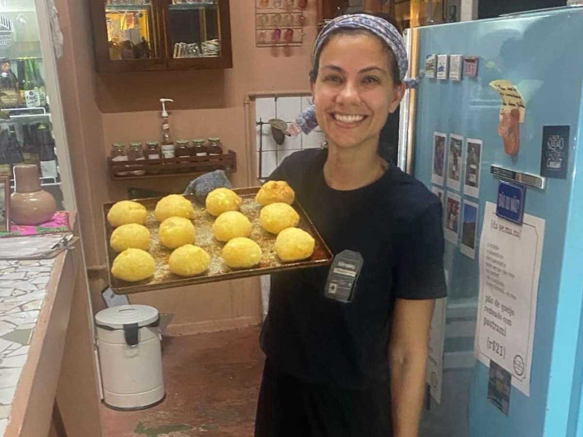 Advogada abandona carreira para vender pão de queijo na rua e