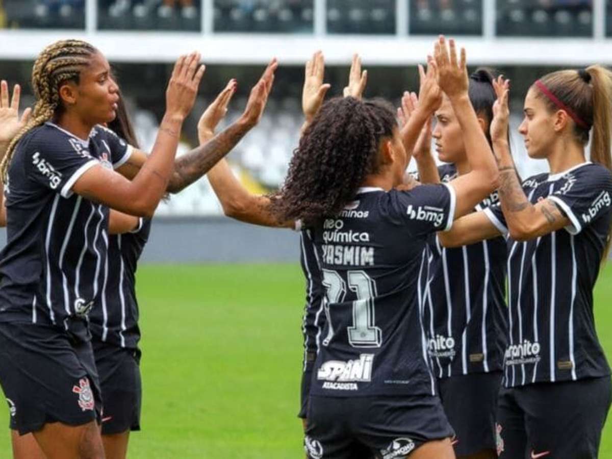 Corinthians arrasa Santos e está com um pé na final do Brasileiro