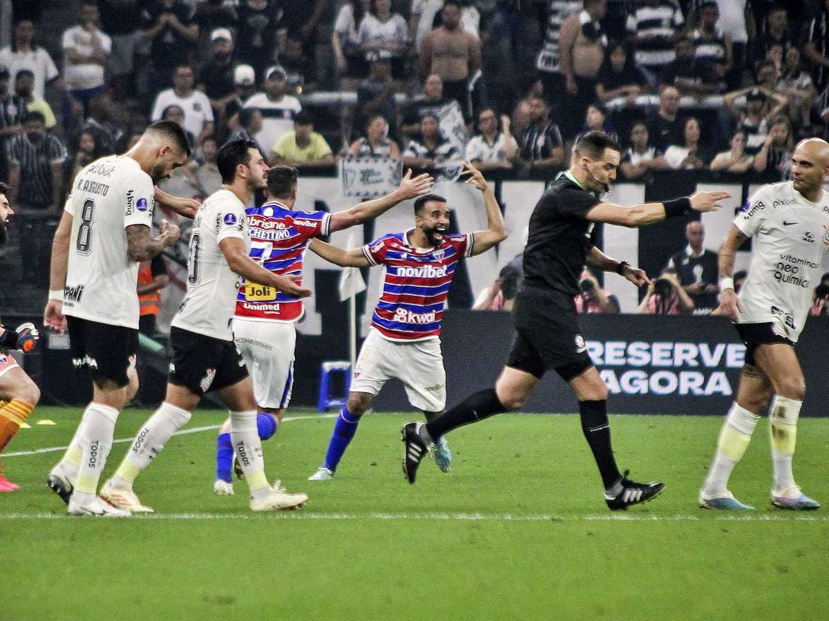 Fortaleza sai na frente, mas sofre empate do Corinthians fora de