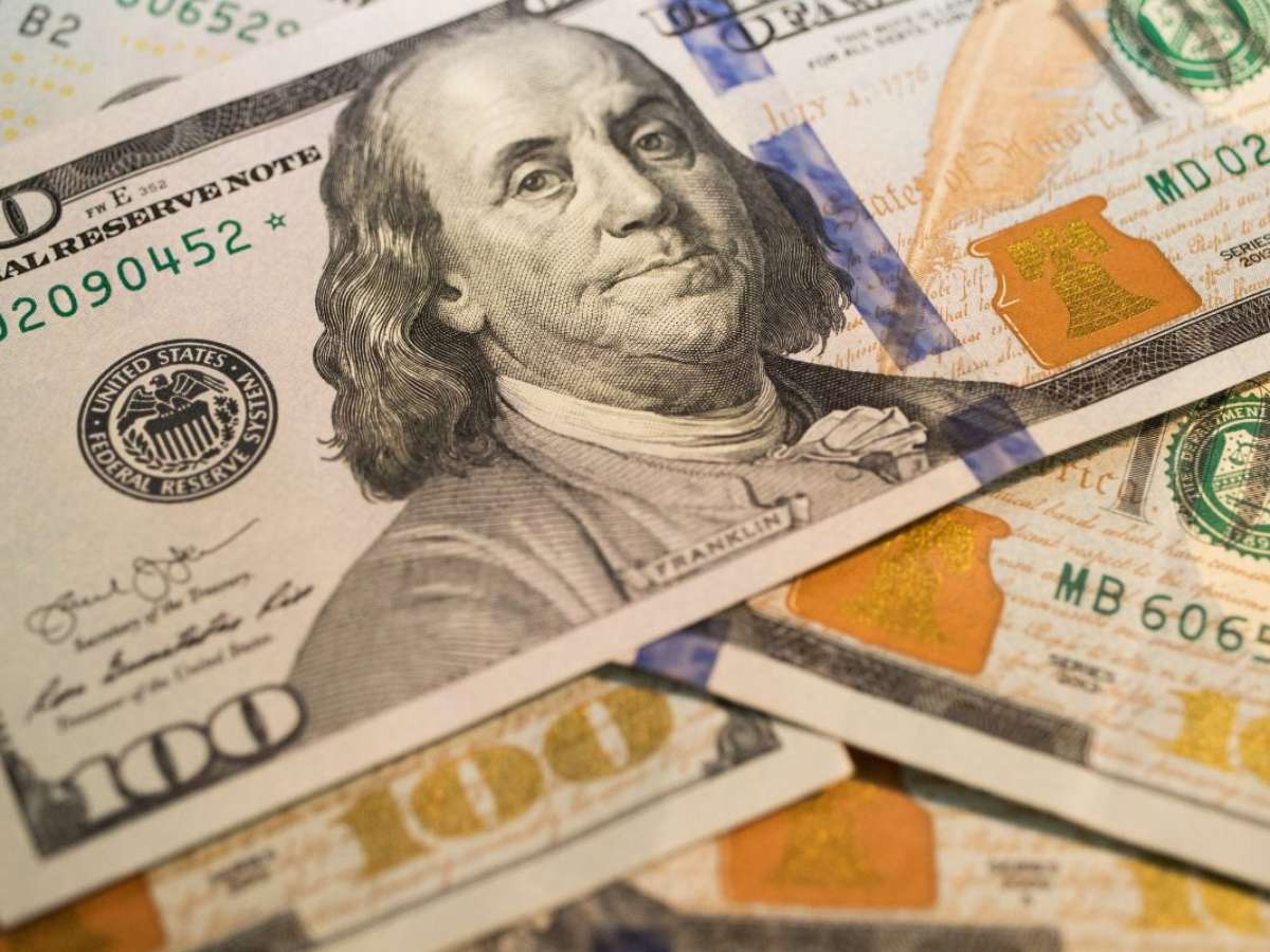 Dólar fecha em alta, investidor aproveita cotações baixas