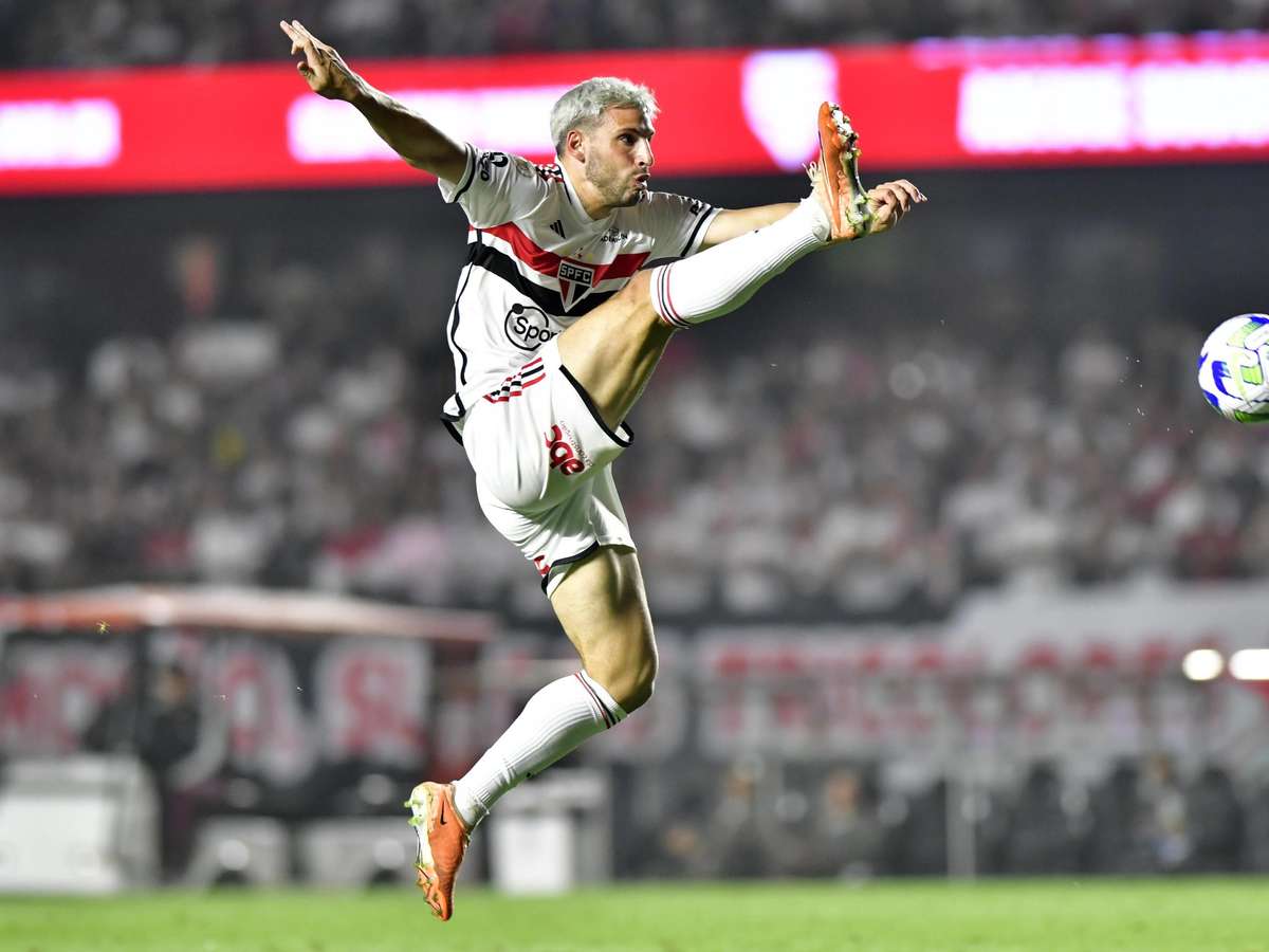São Paulo recebe o Corinthians em busca de virada e classificação