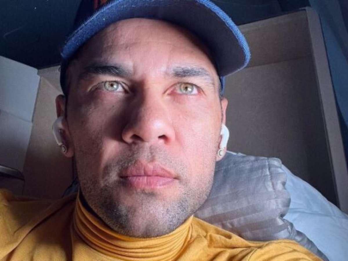 Jogador Daniel Alves é acusado por compositores de violar direitos autorais