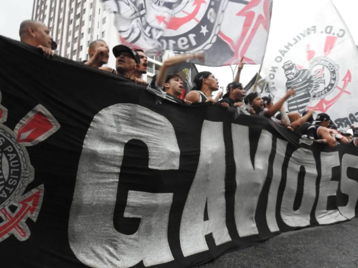 Salve o Corinthians! Torcedores do Flamengo agradecem a 'força' para título