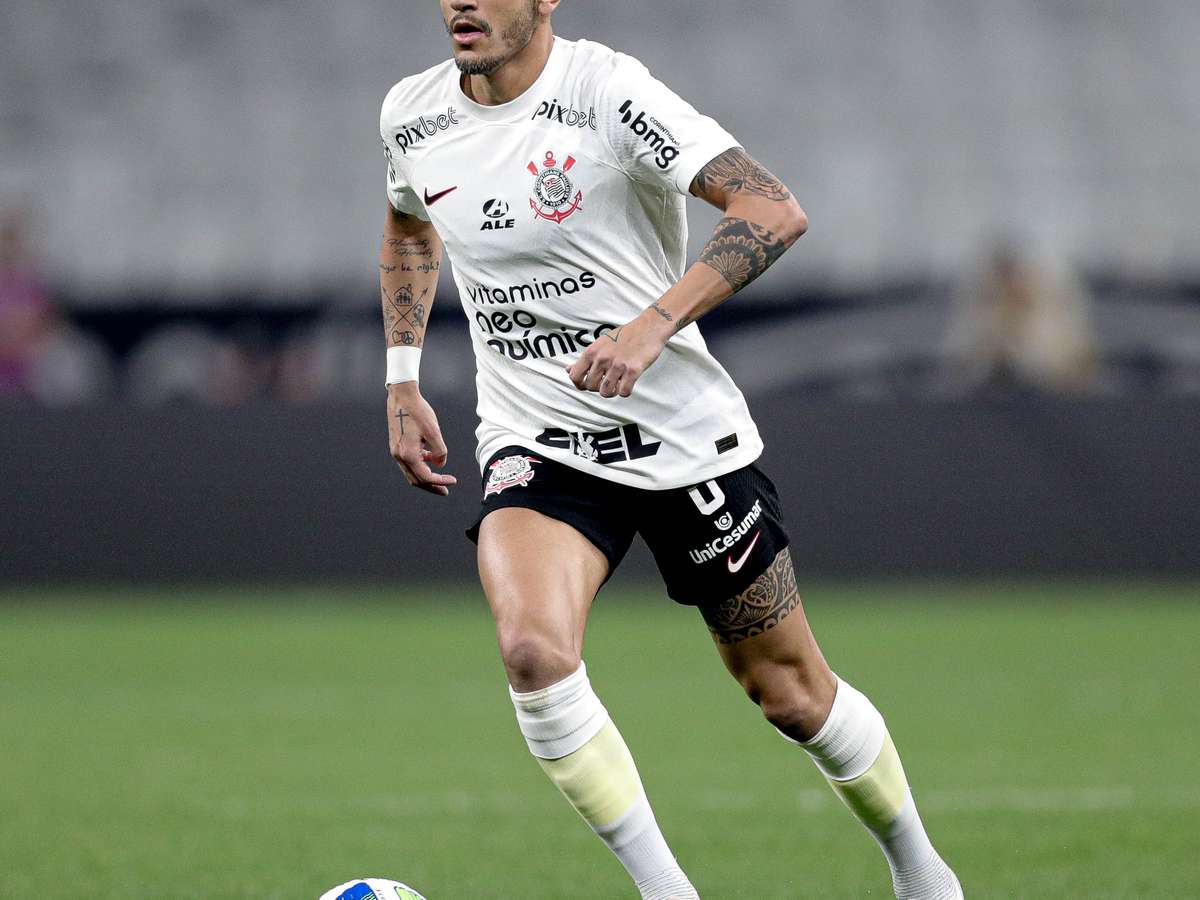 Fábio Santos lamenta empate sofrido, mas vê Corinthians em