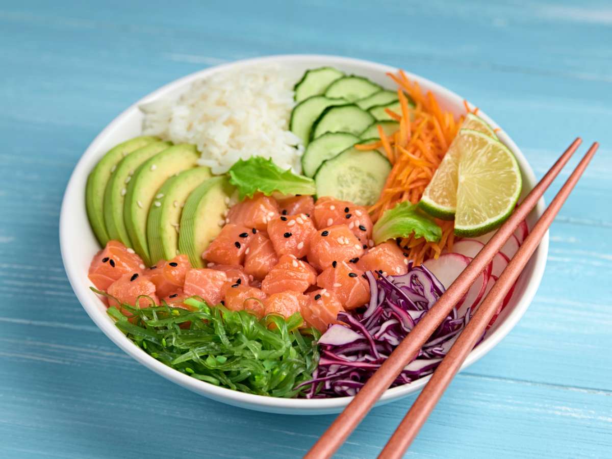 OkiPoke - Você sabia que além de muito saboroso o salmão é rico em  nutrientes? 150g é a porção que você encontra no Poke de tamanho  Tradicional! . . . . Faça