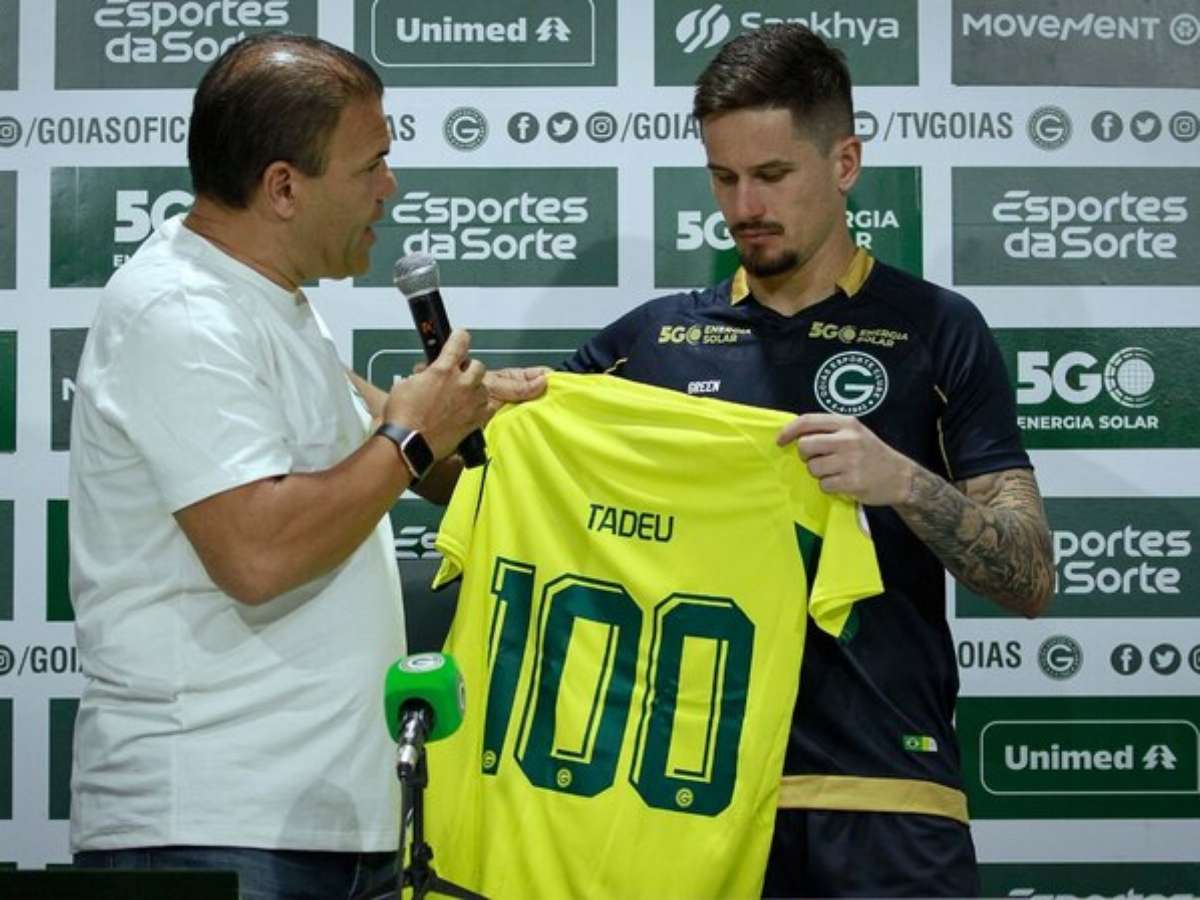 Perto de completar 100 jogos pelo Brasil, Neymar recebe homenagem