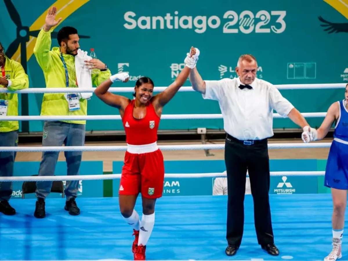 VÍDEO: jogo de futebol feminino transformado em combate de boxe - TVI  Notícias