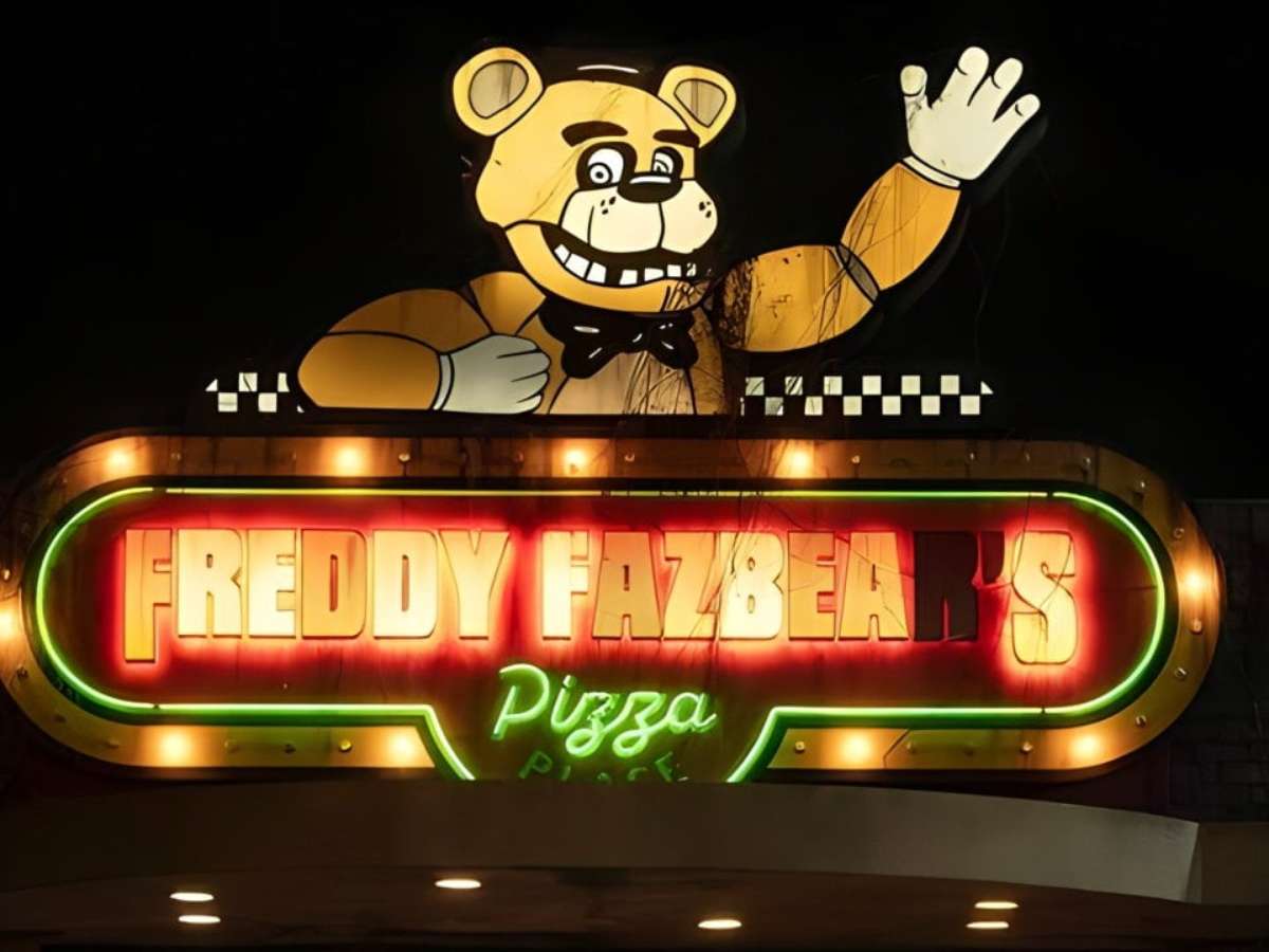 My Day At The New Freddy Fazbear's Pizza! R-AT 10