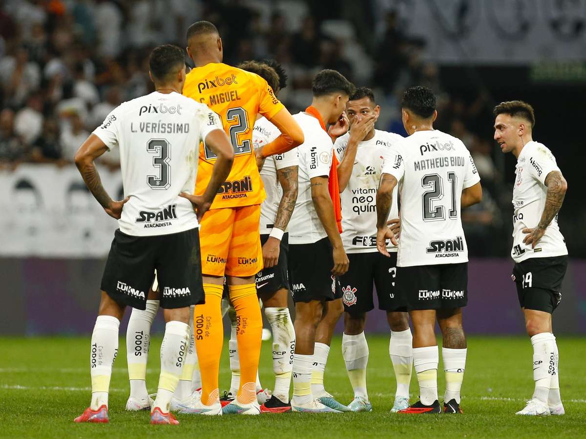 Técnico do Corinthians comenta troca de posição entre Wesley e