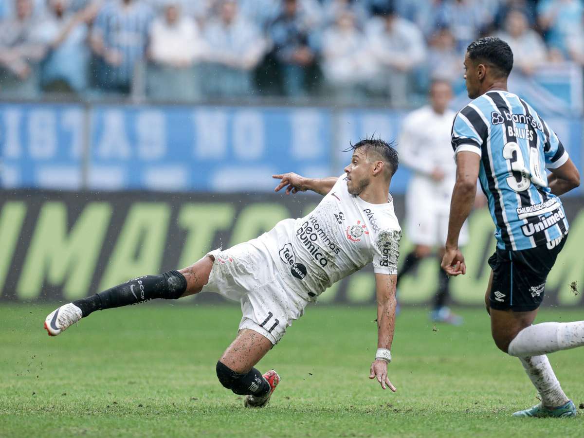 Em duelo com confusão e expulsões, Corinthians avança na Sul-Americana