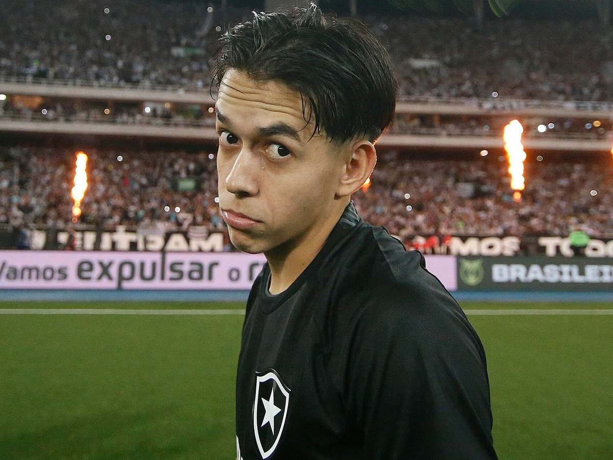 Segovinha joga bola e aprova hit da torcida do Botafogo: 'Gostei da música,  vai ser legal ouvir no estádio' - FogãoNET