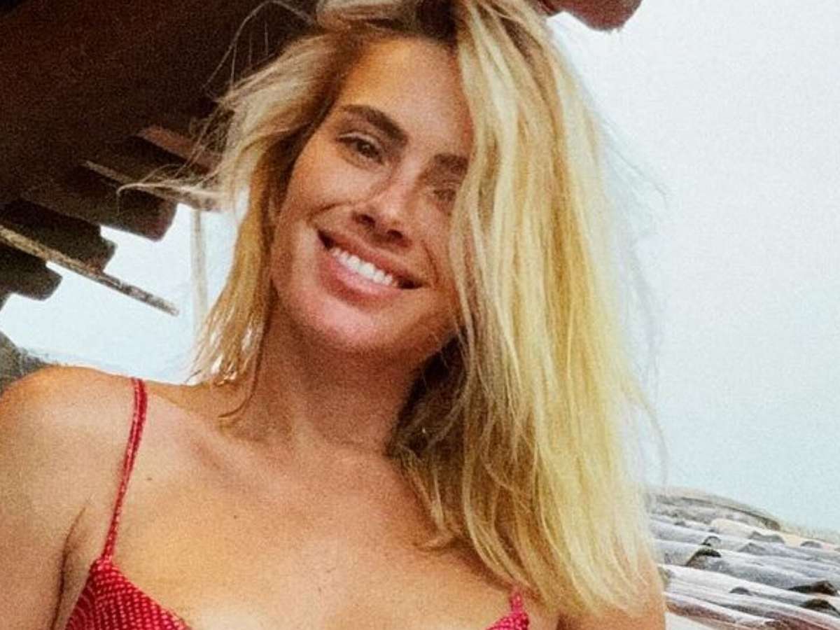 Carolina Dieckmann curte calor do Rio de Janeiro nua em piscina