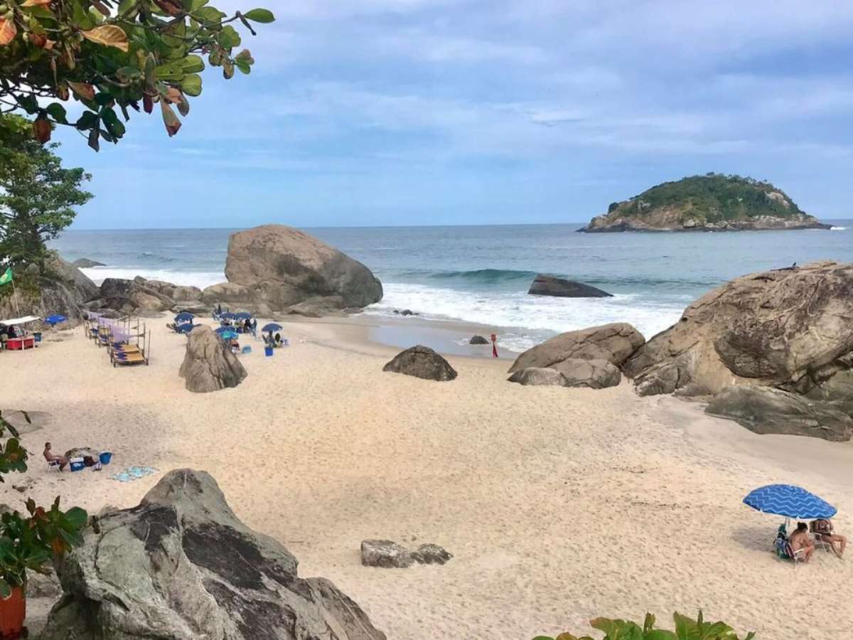 Conheça as praias de nudismo mais famosas do Brasil