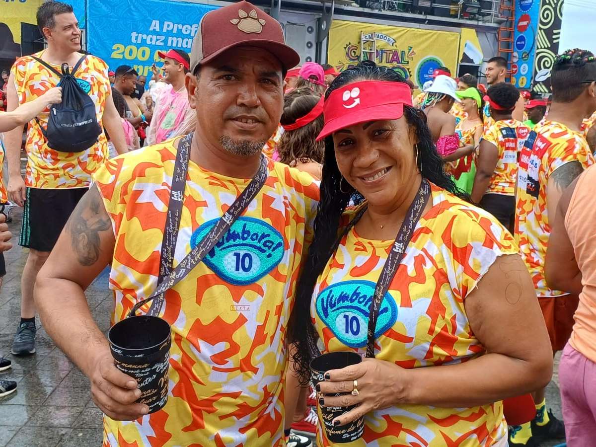 Foliões driblam chuvas e trovões para curtir 2º dia de carnaval em Salvador:  Não vai parar a gente