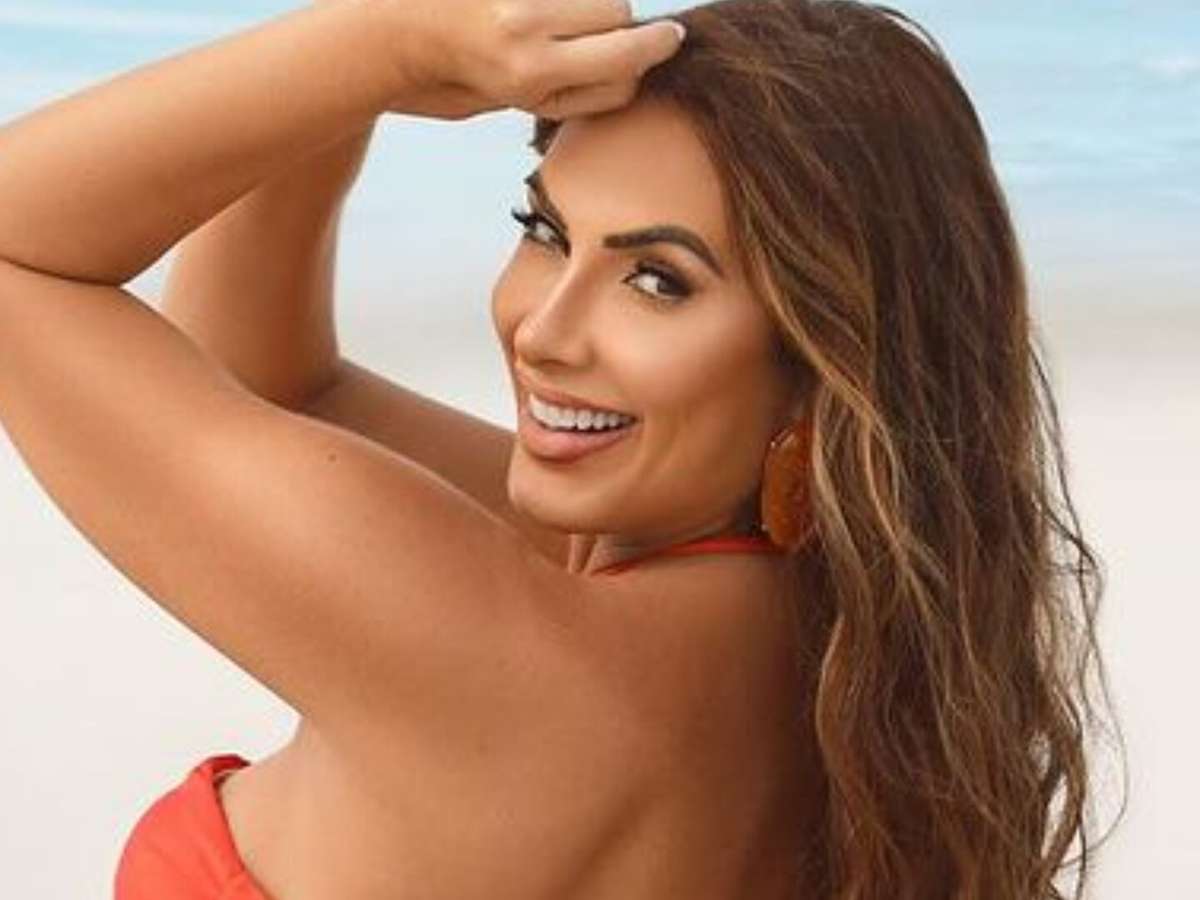 De biquíni fininho, Nicole Bahls surpreende ao mostrar corpo definido