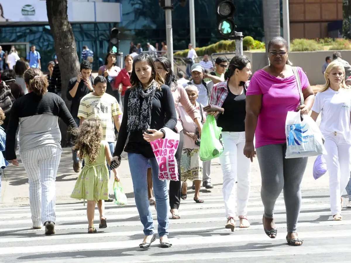 Na mesma profissão, homem branco chega a ganhar mais que o dobro que mulher  negra, diz estudo, Concursos e Emprego