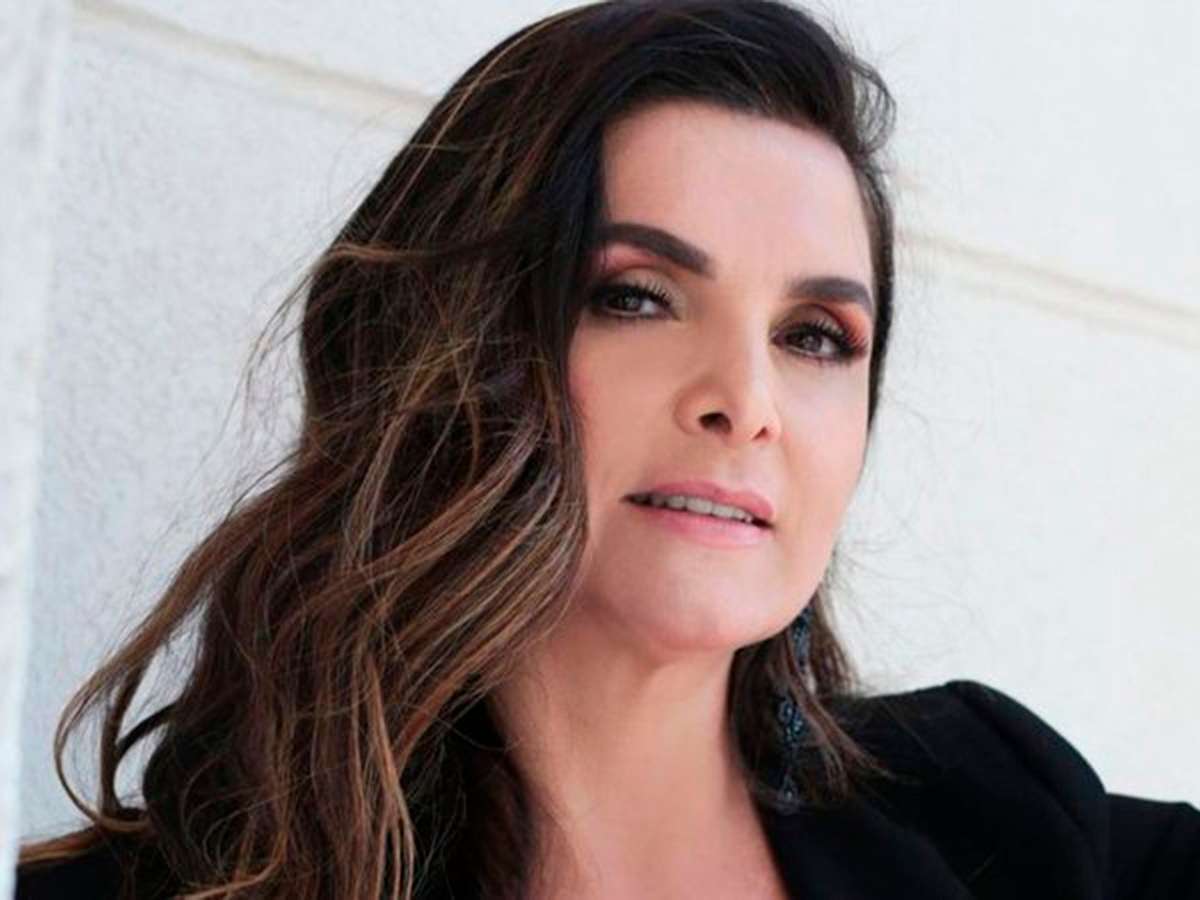 Aos 51 anos, Luiza Ambiel choca ao exibir corpo escultural em piscina