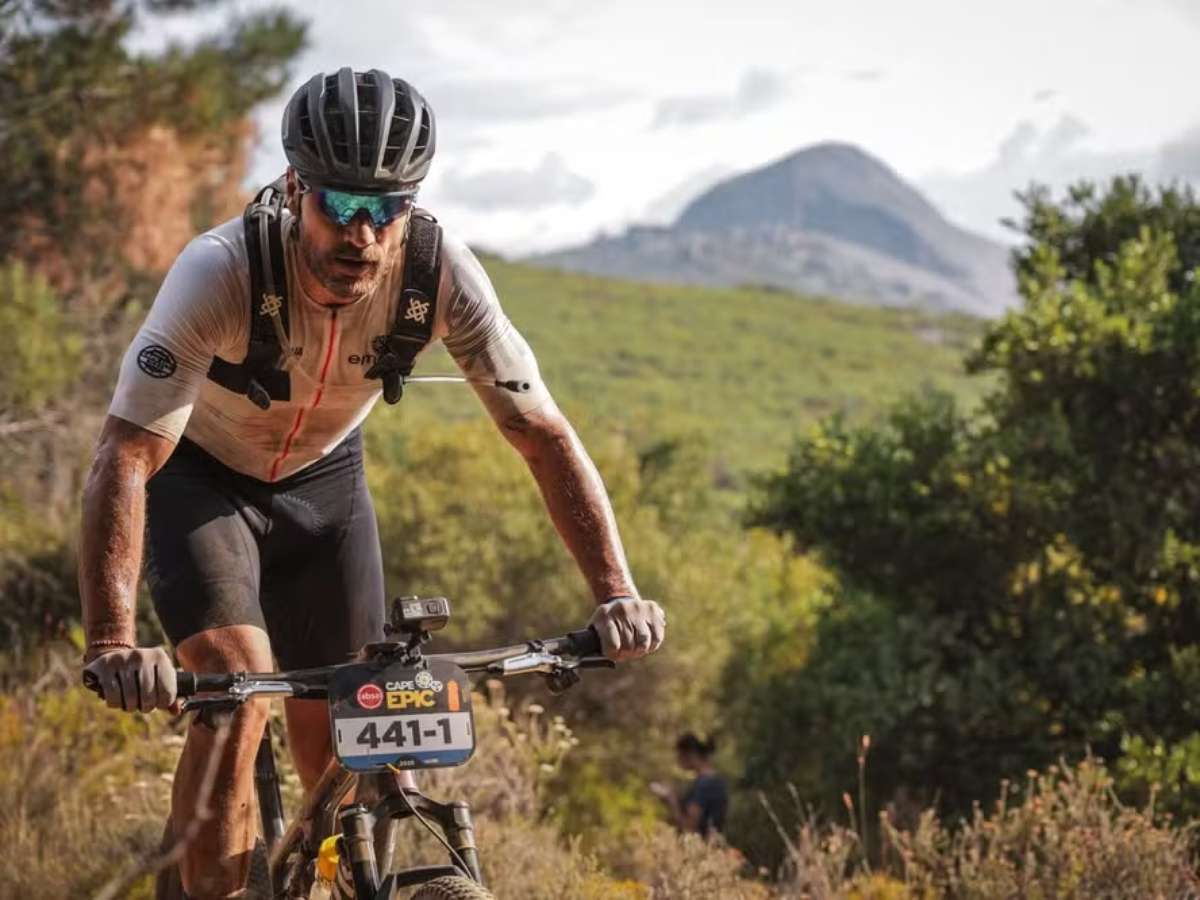 Rodrigo Hilbert sofre acidente durante maratona de mountain bike na África do Sul