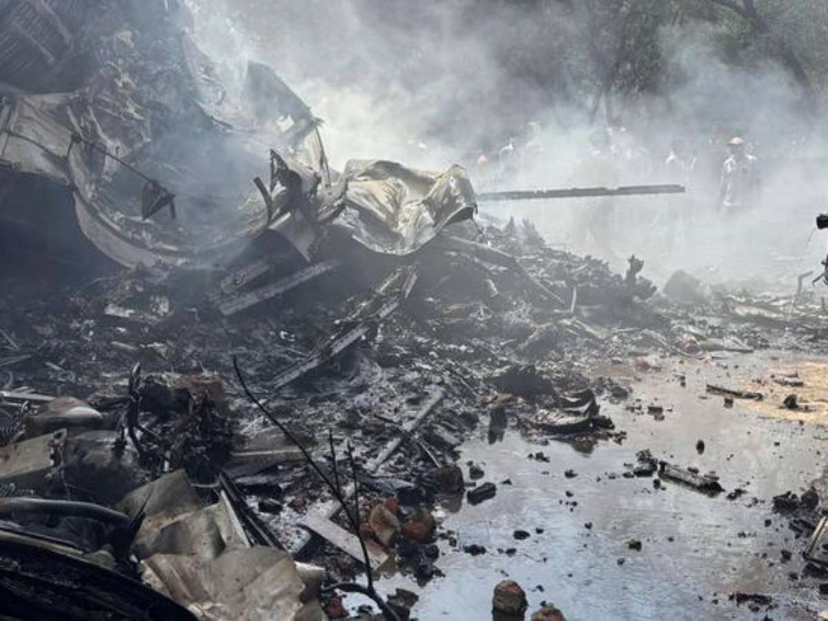 Avião com mais de 200 passageiros cai na Índia