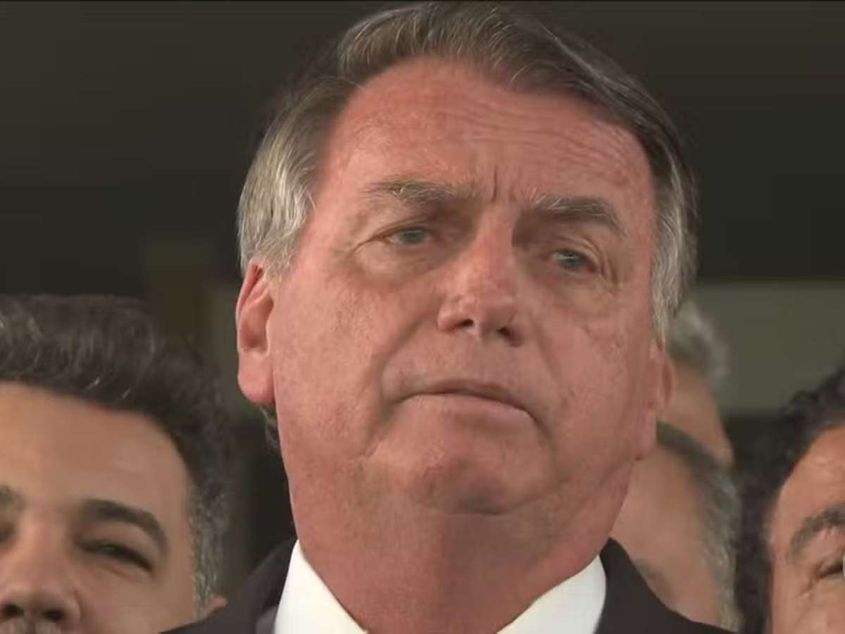 Bolsonaro diz ter crises de soluço e vômito que o impedem de falar
