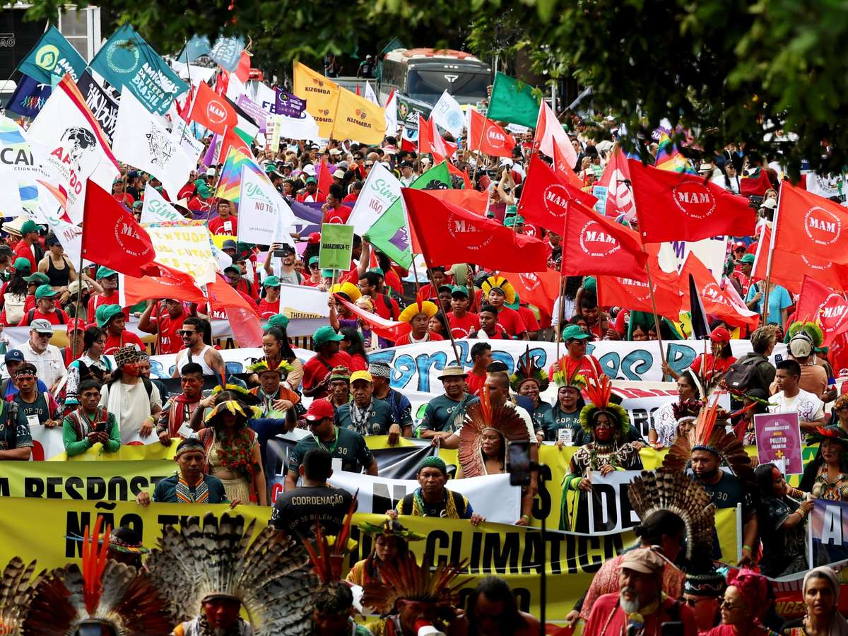 Marcha Global pelo Clima em Belém: Calor, Protestos e o Velório dos Combustíveis Fósseis!