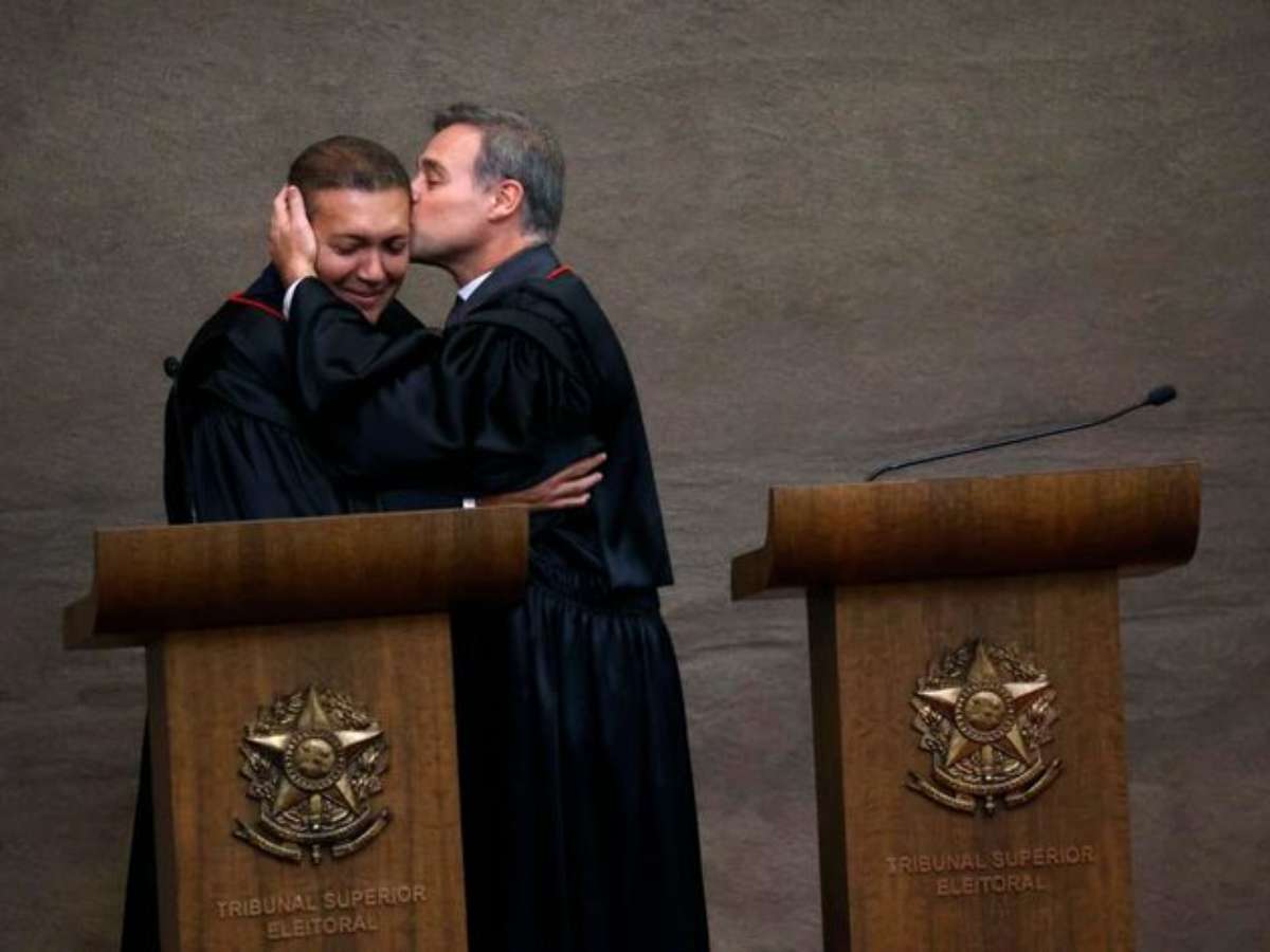 Posse do TSE: Nunes Marques e Mendonça Assumem com Lula e Bolsonaro Presentes